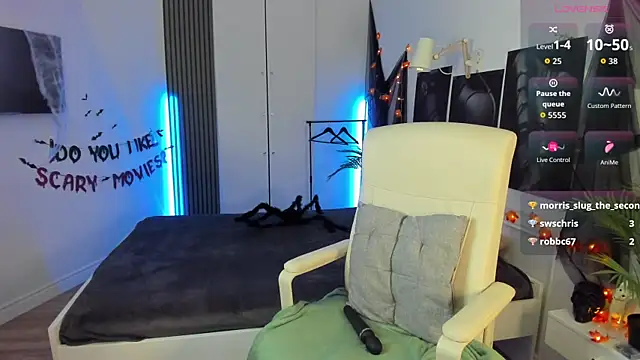 Snapshot of SashaSunlight chatting on 10.29.25 SashaSunlight online show from 10.29.25