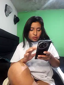 Snapshot of yuliparis chatting on 01.25.25 yuliparis online show from 01.25.25