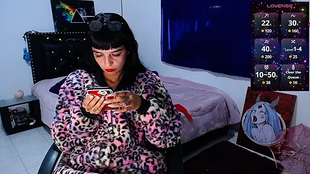 Snapshot of charllotee_dark chatting on 12.18.24 charllotee dark online show from 12.18.24