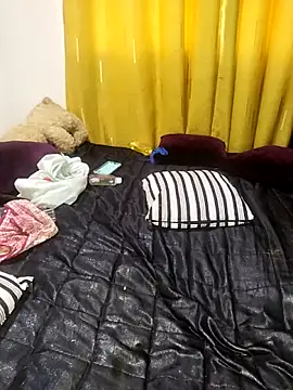 Hugemassivebootie online show from 10.08.25