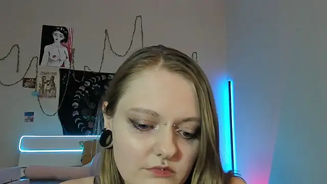 Snapshot of BebKonie chatting on 02.25.25 BebKonie online show from 02.25.25