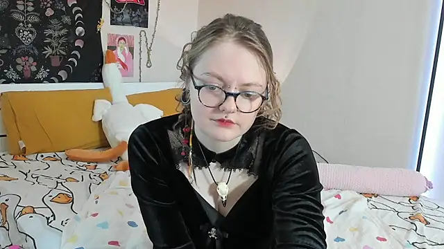 Snapshot of BebKonie chatting on 03.22.25 BebKonie online show from 03.22.25