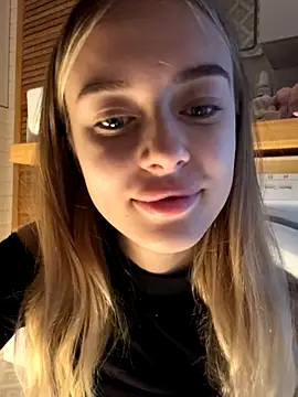 Snapshot of enjoy_my_beauty chatting on 09.25.25 enjoy my beauty online show from 09.25.25