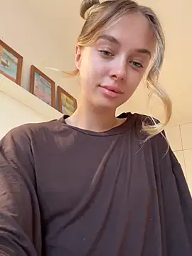 Snapshot of enjoy_my_beauty chatting on 10.18.25 enjoy my beauty online show from 10.18.25