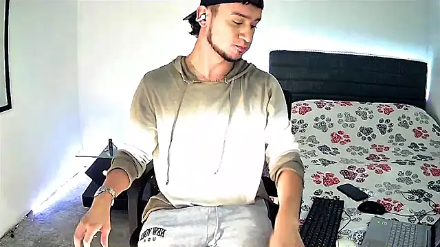 Snapshot of Kevin_Torres chatting on 12.13.25 Kevin Torres online show from 12.13.25