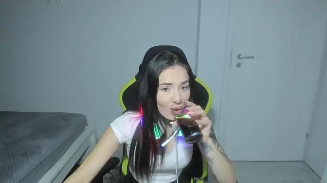 Snapshot of Emmapmg chatting on 12.15.25 Emmapmg online show from 12.15.25