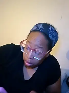 Snapshot of madamsensuale chatting on 03.01.25 madamsensuale online show from 03.01.25