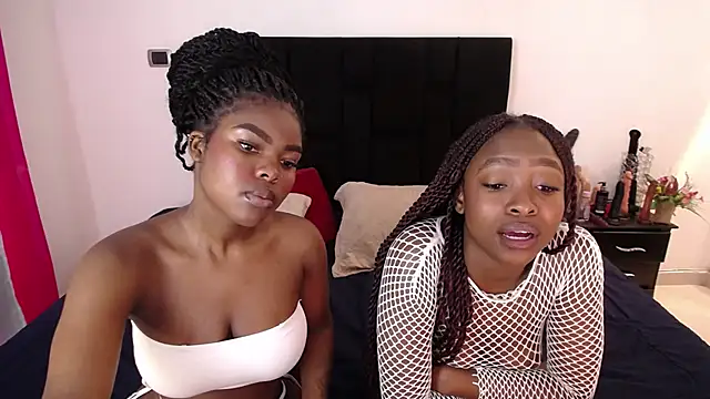 Snapshot of AdelynYasmin chatting on 11.20.25 AdelynYasmin online show from 11.20.25