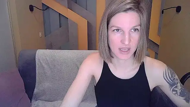 Snapshot of EmilyWalkeri chatting on 12.08.24 EmilyWalkeri online show from 12.08.24