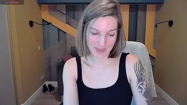Snapshot of EmilyWalkeri chatting on 12.18.24 EmilyWalkeri online show from 12.18.24