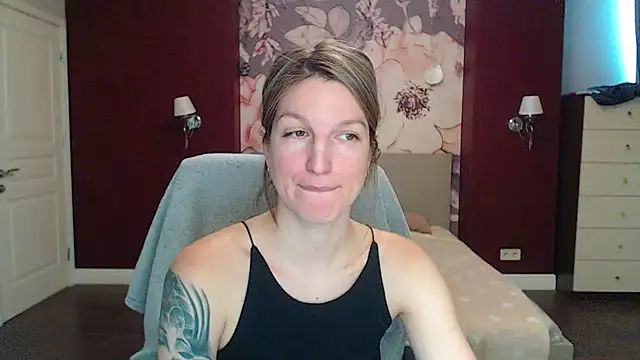 Snapshot of EmilyWalkeri chatting on 01.22.25 EmilyWalkeri online show from 01.22.25