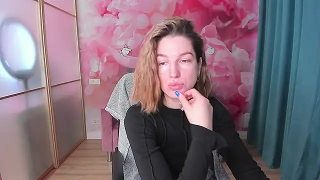 Snapshot of EmilyWalkeri chatting on 01.27.25 EmilyWalkeri online show from 01.27.25