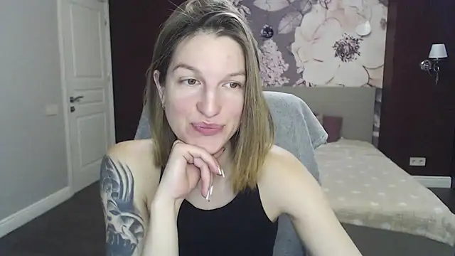 Snapshot of EmilyWalkeri chatting on 02.05.25 EmilyWalkeri online show from 02.05.25