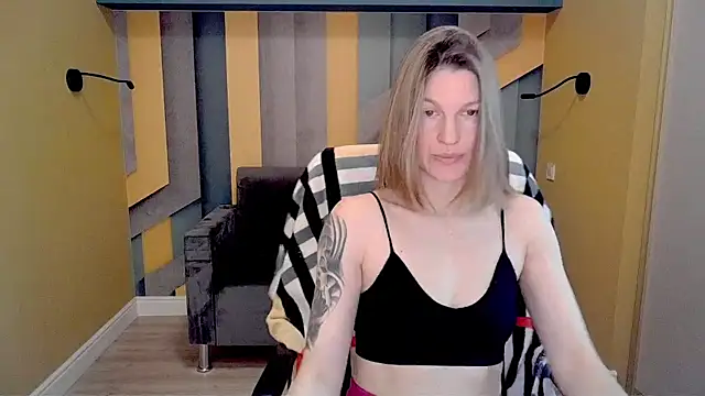 Snapshot of EmilyWalkeri chatting on 02.24.25 EmilyWalkeri online show from 02.24.25