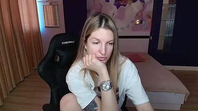Snapshot of EmilyWalkeri chatting on 06.12.26 EmilyWalkeri online show from 06.12.26