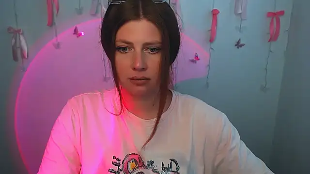 Snapshot of Lizzy_Love chatting on 07.14.26 Lizzy Love online show from 07.14.26