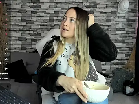 Snapshot of cindy_love2 chatting on 10.03.25 cindy love2 online show from 10.03.25