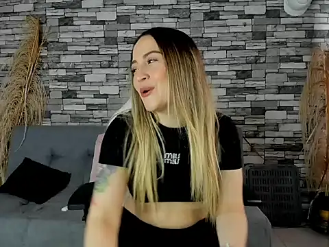 Snapshot of cindy_love2 chatting on 10.13.25 cindy love2 online show from 10.13.25