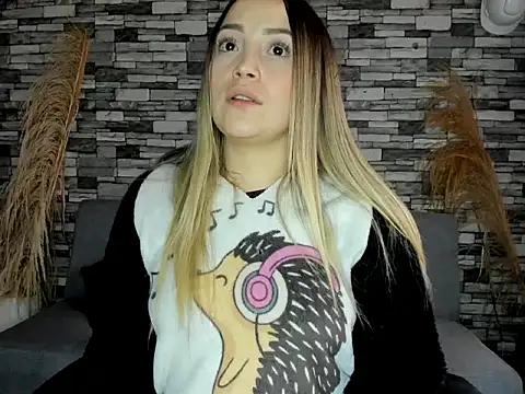 Snapshot of cindy_love2 chatting on 10.23.25 cindy love2 online show from 10.23.25