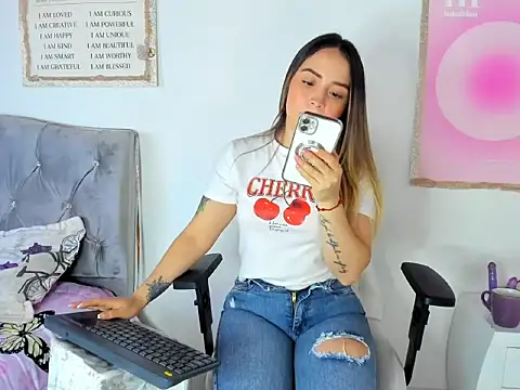 Snapshot of cindy_love2 chatting on 11.25.25 cindy love2 online show from 11.25.25