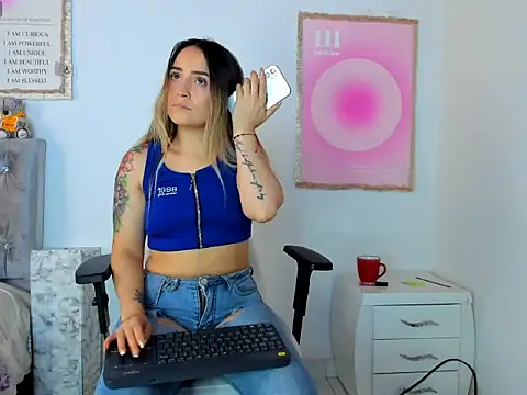 Snapshot of cindy_love2 chatting on 12.04.25 cindy love2 online show from 12.04.25