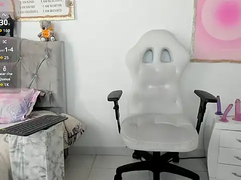 Snapshot of cindy_love2 chatting on 12.05.25 cindy love2 online show from 12.05.25