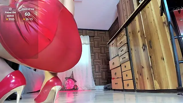 Snapshot of Cristina_Vanegas631 chatting on 10.31.25 Cristina Vanegas631 online show from 10.31.25