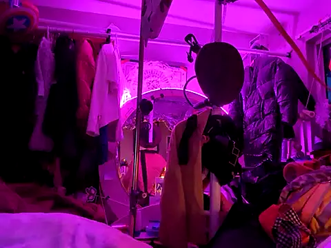 gurlnips online show from 03.19.25