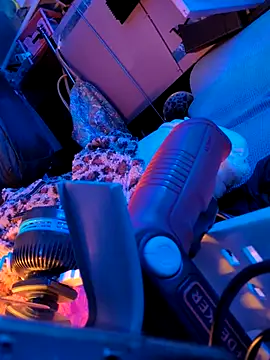 gurlnips online show from 09.13.25