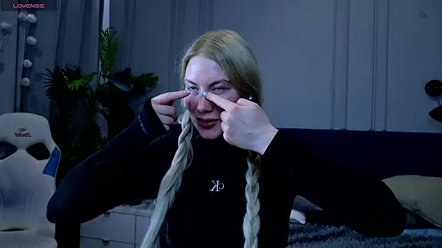 Snapshot of Liv_Fay chatting on 01.24.25 Liv Fay online show from 01.24.25