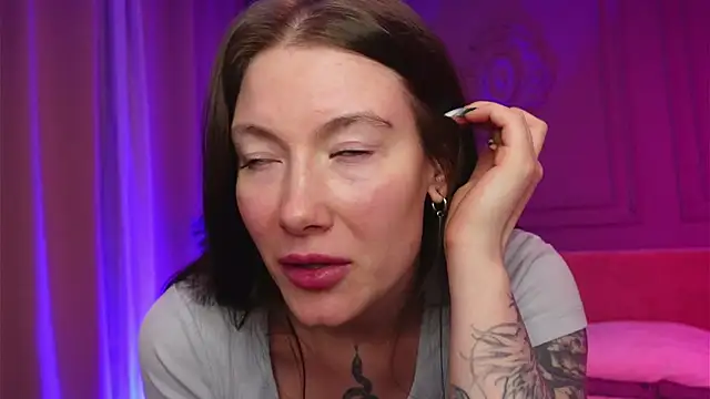 Snapshot of Liv_Fay chatting on 11.25.25 Liv Fay online show from 11.25.25