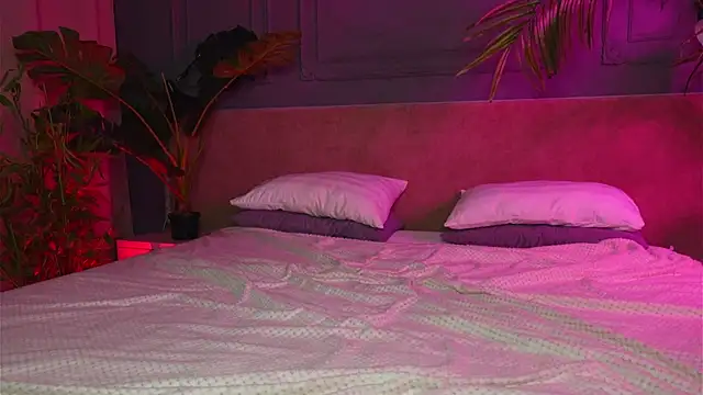 Snapshot of Liv_Fay chatting on 12.04.25 Liv Fay online show from 12.04.25