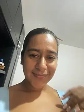 Snapshot of _carito_ chatting on 11.26.25 carito online show from 11.26.25