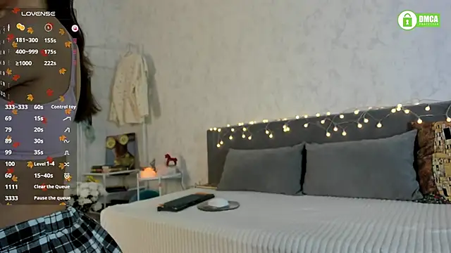 Snapshot of pretty_yong_cat chatting on 11.25.25 pretty yong cat online show from 11.25.25