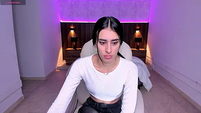 Snapshot of karlaa_james chatting on 11.18.25 karlaa james online show from 11.18.25