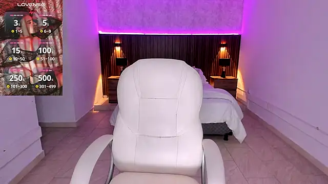 Snapshot of karlaa_james chatting on 11.24.25 karlaa james online show from 11.24.25