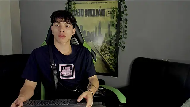 Snapshot of bravoboreal chatting on 12.11.24 bravoboreal online show from 12.11.24