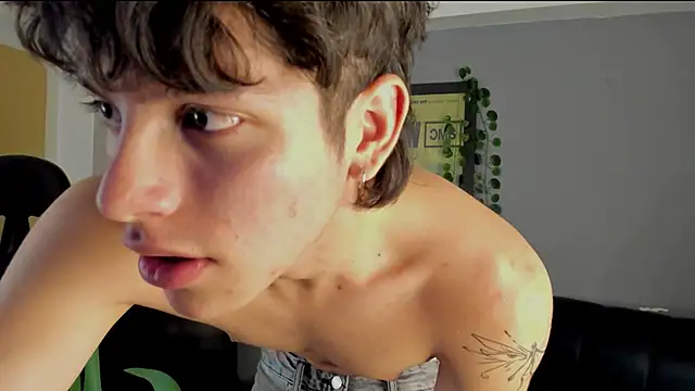 Snapshot of bravoboreal chatting on 12.12.24 bravoboreal online show from 12.12.24