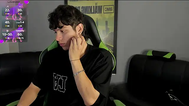 Snapshot of bravoboreal chatting on 12.18.24 bravoboreal online show from 12.18.24