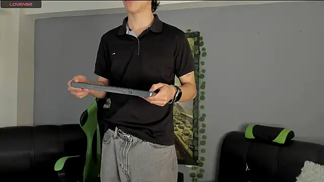 Snapshot of bravoboreal chatting on 12.27.24 bravoboreal online show from 12.27.24