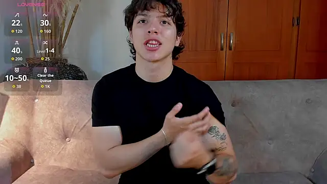 Snapshot of bravoboreal chatting on 10.11.25 bravoboreal online show from 10.11.25