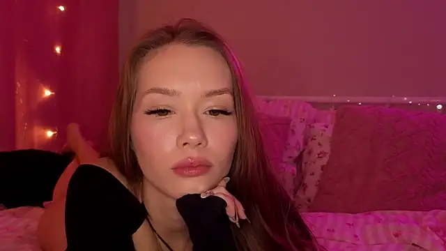 Snapshot of KateVon chatting on 10.26.25 KateVon online show from 10.26.25