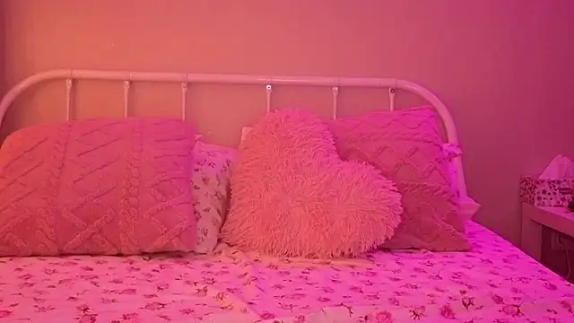 Snapshot of KateVon chatting on 11.29.25 KateVon online show from 11.29.25