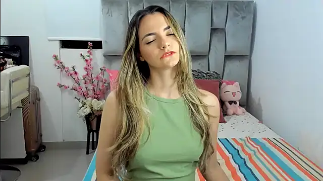 Snapshot of baby-miah chatting on 12.30.24 baby-miah online show from 12.30.24