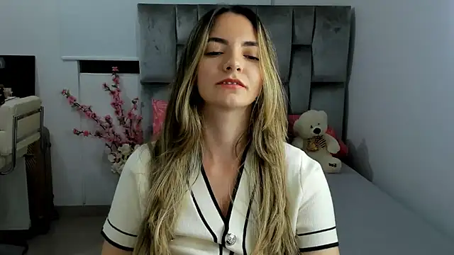 Snapshot of baby-miah chatting on 01.05.25 baby-miah online show from 01.05.25