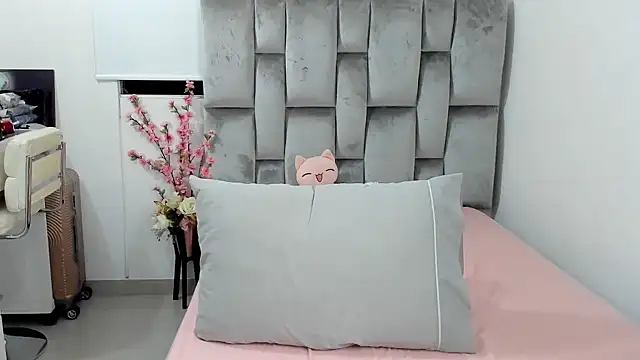 Snapshot of baby-miah chatting on 02.07.25 baby-miah online show from 02.07.25