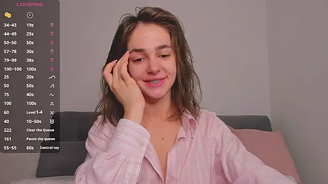 Snapshot of JudyAngil chatting on 12.01.25 JudyAngil online show from 12.01.25