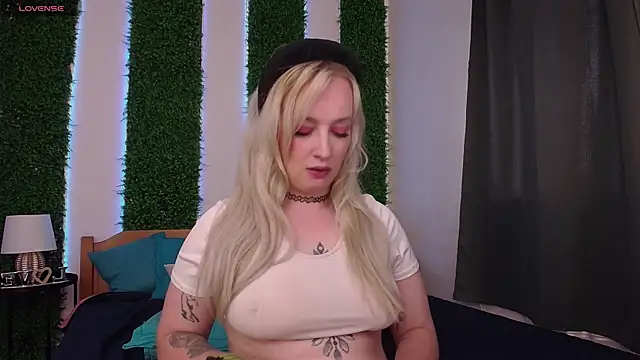 Snapshot of Nicole__Aniston_ chatting on 09.28.25 Nicole  Aniston  online show from 09.28.25