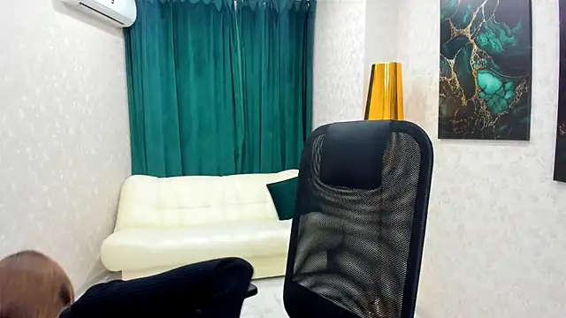 Snapshot of MileyWings chatting on 01.28.25 MileyWings online show from 01.28.25