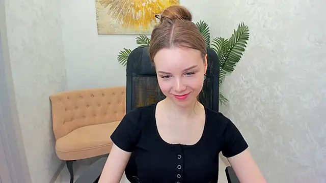 Snapshot of MileyWings chatting on 02.26.25 MileyWings online show from 02.26.25